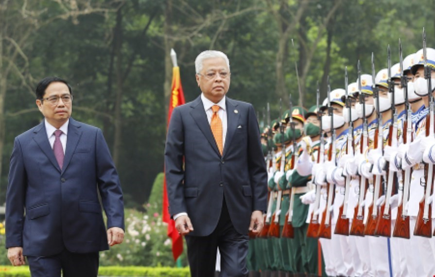 Thủ tướng Phạm Minh Chính và Thủ tướng Malaysia Dato’ Sri Ismail Sabri bin Yaakob duyệt đội danh dự Quân đội nhân dân Việt Nam. (Ảnh: Dương Giang/TTXVN)