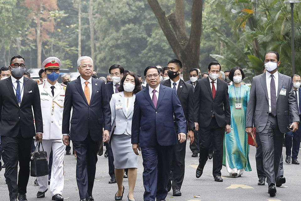 Thủ tướng Phạm Minh Chính và Thủ tướng Malaysia Dato’ Sri Ismail Sabri bin Yaakob tại Lễ đón. (Ảnh: Dương Giang/TTXVN)