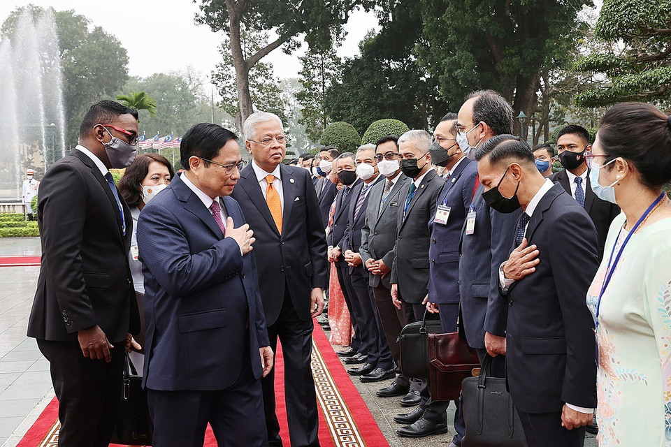 Thủ tướng Malaysia Dato’ Sri Ismail Sabri bin Yaakob giới thiệu với Thủ tướng Phạm Minh Chính thành viên Đoàn đại biểu Malaysia. (Ảnh: Dương Giang/TTXVN)