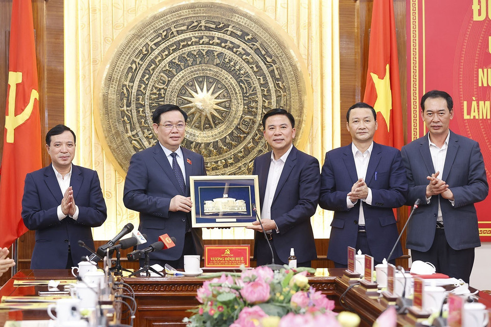 Chủ tịch Quốc hội Vương Đình Huệ tặng quà lưu niệm Ban Thường vụ Tỉnh ủy Thanh Hóa. (Ảnh: Doãn Tấn/TTXVN)