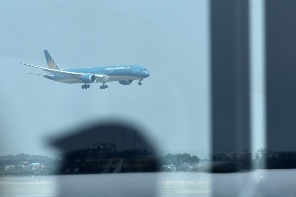 Chuyên cơ đưa các kiều bào chuẩn bị hạ cánh xuống Sân bay Quốc tế Nội Bài. (Ảnh: Lâm Khánh/TTXVN)