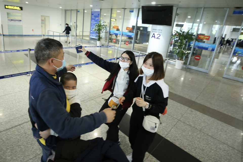 Anh Vũ Đức Bình (50 tuổi) gần 20 năm định cư ở Ukraine được 3 con ra sân bay đón. (Ảnh: Lâm Khánh/TTXVN)