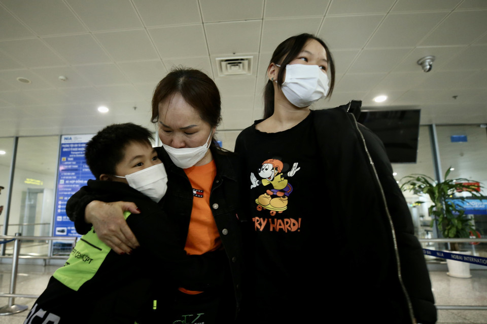 Bà Trương Thị Hạnh (quê Tuyên Quang) ra sân bay Nội Bài đón 2 con về nước; chồng bà Hạnh ở lại Ukraine giữ nhà. (Ảnh: Lâm Khánh/TTXVN)