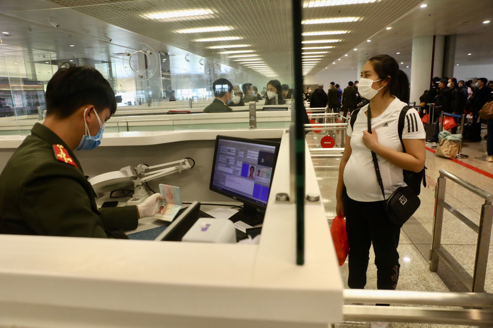 Chị Nguyễn Thị Phương, 31 tuổi đang mang thai 30 tuần, quê Bắc Giang làm thủ tục nhập cảnh. (Ảnh: Lâm Khánh/TTXVN)