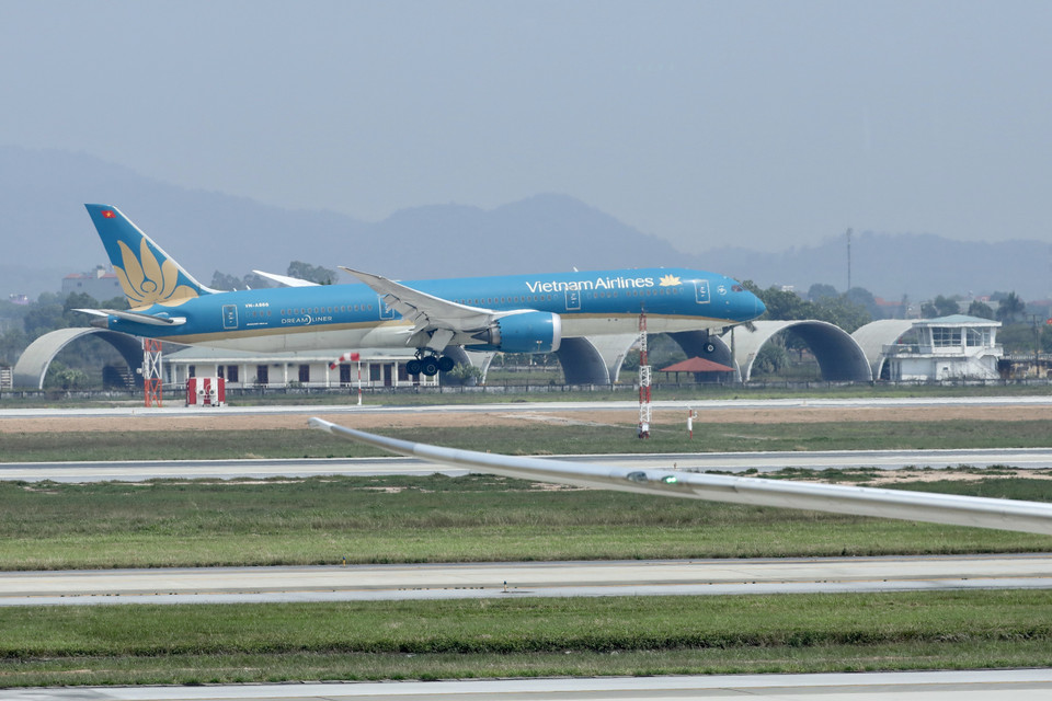 Chuyên cơ của Vietnam Airlines đưa các kiều bào hạ cánh xuống Sân bay Quốc tế Nội Bài. (Ảnh: Lâm Khánh/TTXVN)