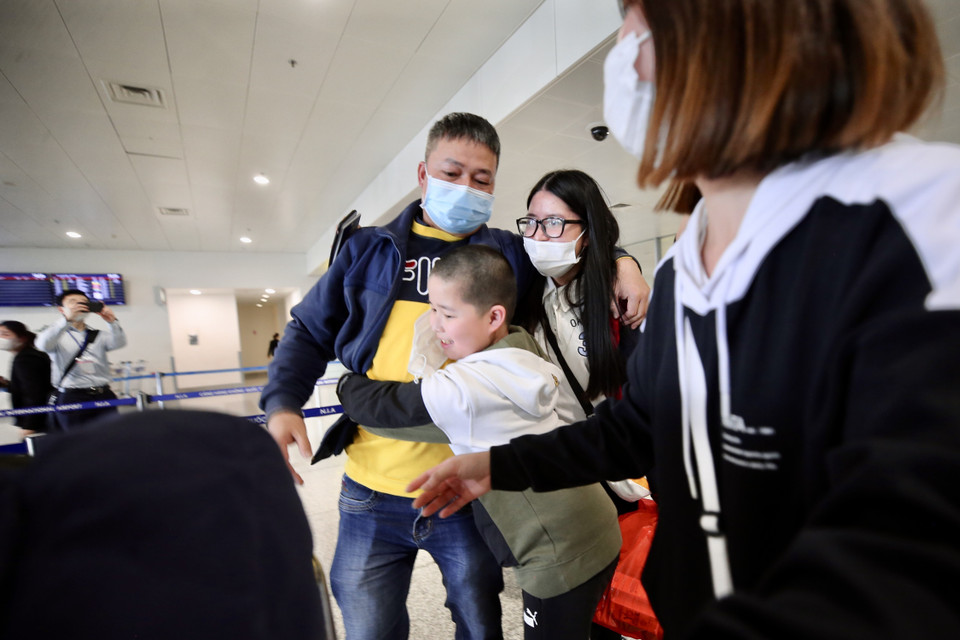 Anh Vũ Đức Bình (50 tuổi) gần 20 năm định cư ở Ukraine được 3 con ra sân bay đón. (Ảnh: Lâm Khánh/TTXVN)