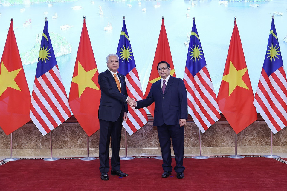 Thủ tướng Phạm Minh Chính và Thủ tướng Malaysia Dato’ Sri Ismail Sabri bin Yaakob chụp ảnh chung. (Ảnh: Dương Giang/TTXVN)