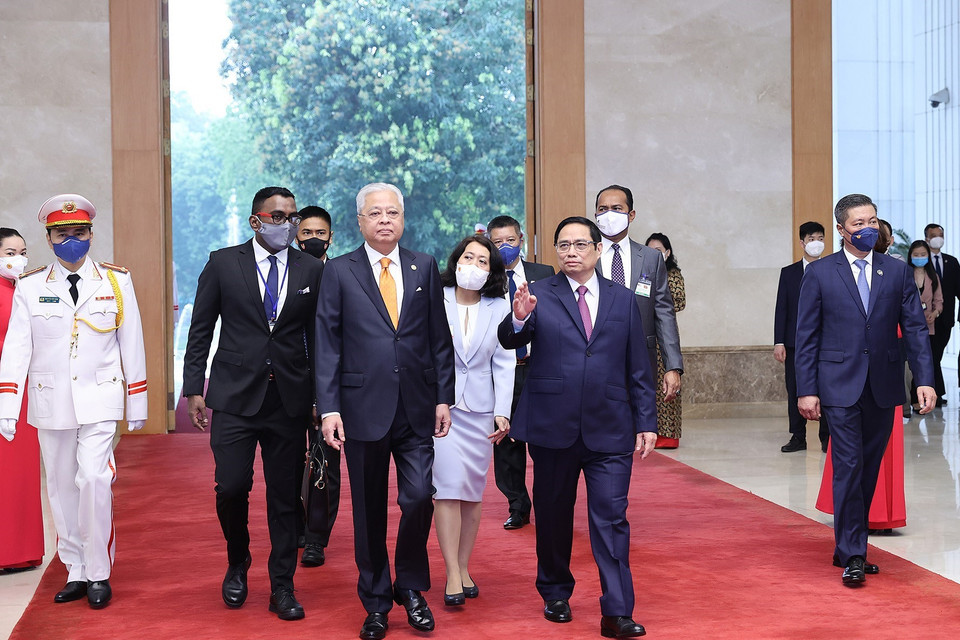 Thủ tướng Phạm Minh Chính và Thủ tướng Malaysia Dato’ Sri Ismail Sabri bin Yaakob đến phòng hội đàm.(Ảnh: Dương Giang/TTXVN)