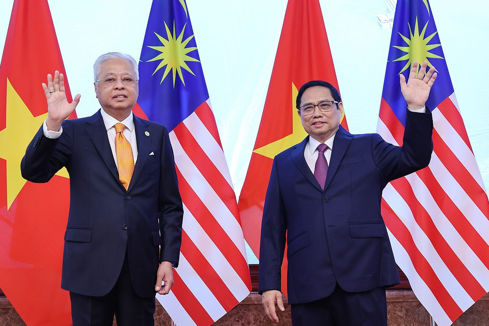Thủ tướng Phạm Minh Chính và Thủ tướng Malaysia Dato’ Sri Ismail Sabri bin Yaakob chụp ảnh chung. (Ảnh: Dương Giang/TTXVN)