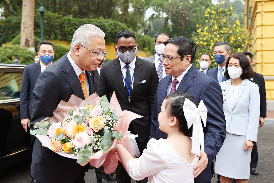 Thiếu nhi Thủ đô Hà Nội tặng hoa Thủ tướng Malaysia Dato’ Sri Ismail Sabri bin Yaakob. (Ảnh: Dương Giang/TTXVN)