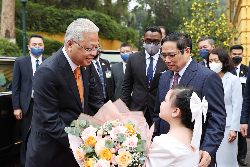 Thiếu nhi Thủ đô Hà Nội tặng hoa Thủ tướng Malaysia Dato’ Sri Ismail Sabri bin Yaakob. (Ảnh: Dương Giang/TTXVN)