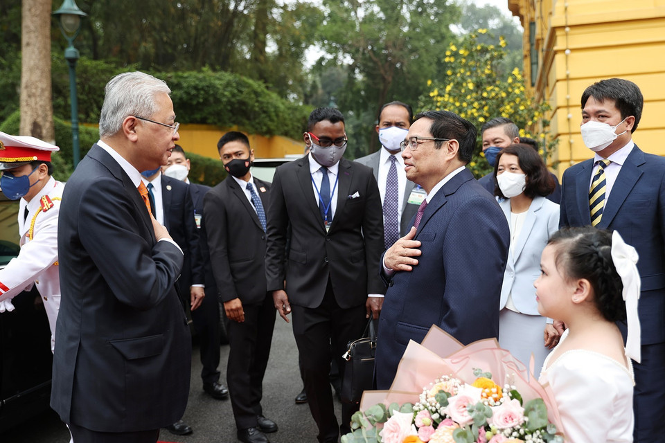 Thủ tướng Phạm Minh Chính đón Thủ tướng Malaysia Dato’ Sri Ismail Sabri bin Yaakob. (Ảnh: Dương Giang/TTXVN)