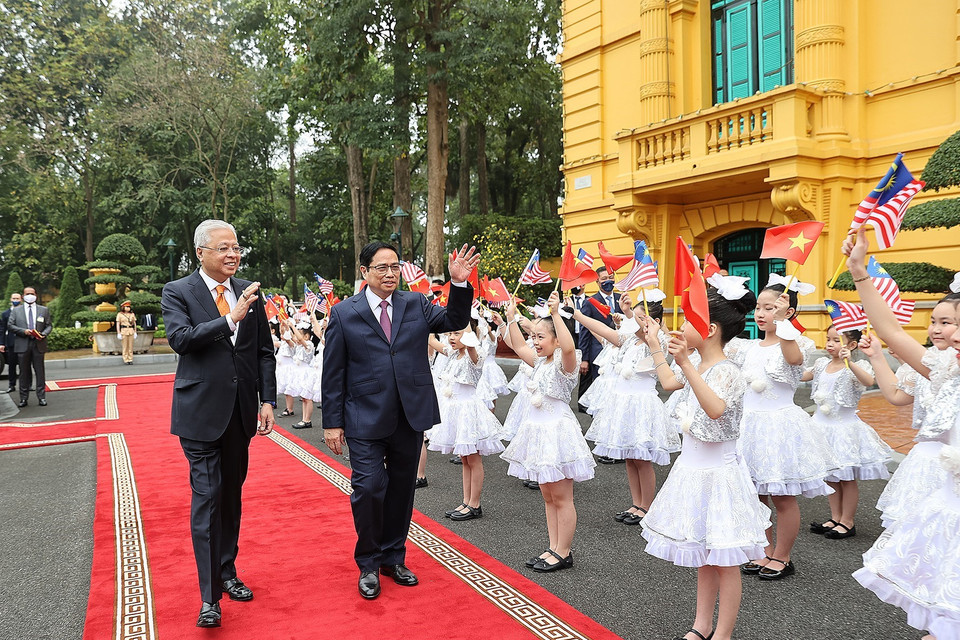 Thiếu nhi Thủ đô Hà Nội chào đón Thủ tướng Phạm Minh Chính và Thủ tướng Malaysia Dato’ Sri Ismail Sabri bin Yaakob. (Ảnh: Dương Giang/TTXVN)