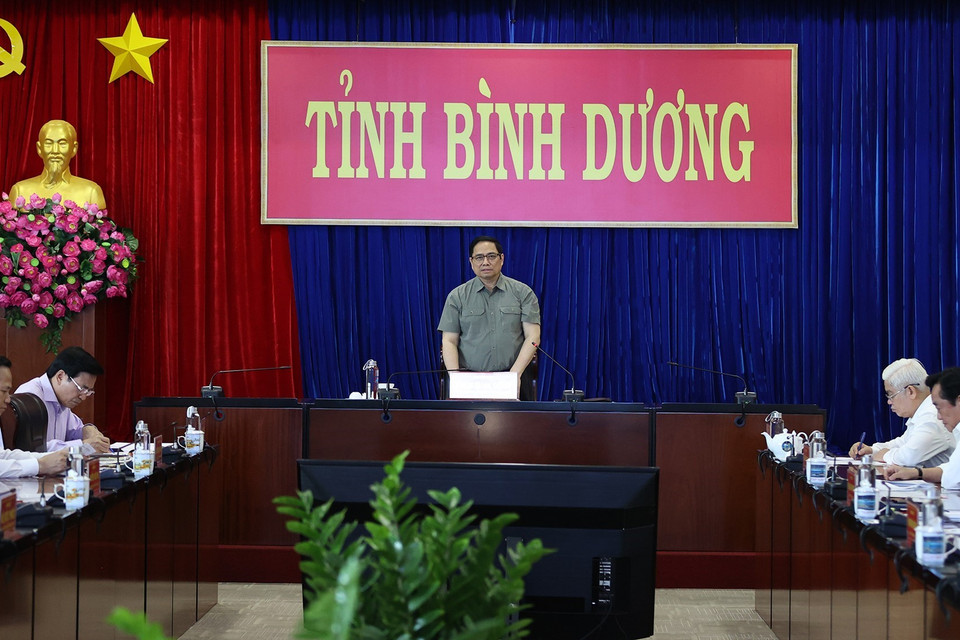 Thủ tướng Phạm Minh Chính làm việc với lãnh đạo chủ chốt tỉnh Bình Dương. (Ảnh: Dương Giang/TTXVN)