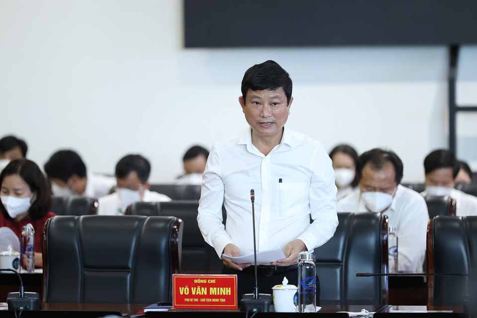 Chủ tịch UBND tỉnh Bình Dương Võ Văn Minh báo cáo tình hình phát triển kinh tế-xã hội của tỉnh. (Ảnh: Dương Giang/TTXVN)