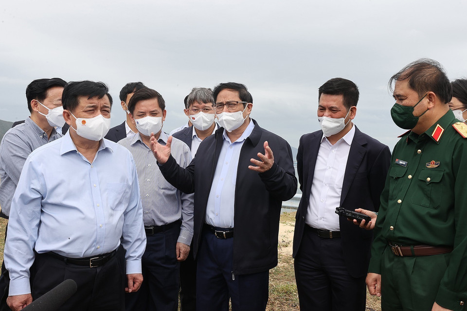 Thủ tướng Phạm Minh Chính khảo sát Khu kinh tế Vân Phong. (Ảnh: Dương Giang/TTXVN)