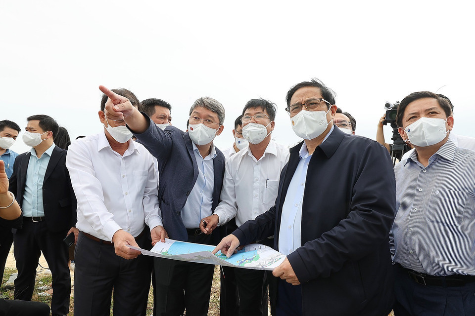 Thủ tướng Phạm Minh Chính khảo sát Khu kinh tế Vân Phong. (Ảnh: Dương Giang/TTXVN)