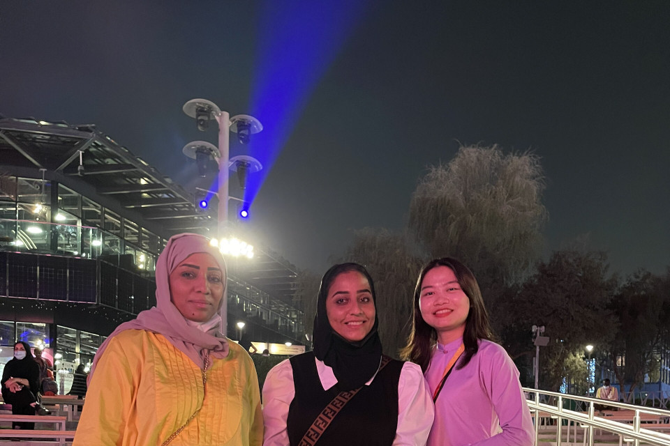  Sau khi thưởng thức chương trình nghệ thuật “Nhớ Hội An”, bạn Alanoud Albuloshi đến từ Saudi Arabia chia sẻ: “Tôi chưa có cơ hội tới Việt Nam. Chương trình biểu diễn của các bạn thật tuyệt vời. Tôi ước một ngày nào đó sẽ có dịp du lịch Việt Nam. Tôi cũng sẽ ghé thăm Nhà triển lãm Việt Nam tại Expo để thưởng thức ẩm thực của nước bạn”. (Nguồn: Vietnam+)