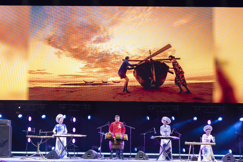 Chương trình nghệ thuật truyền thống “Nhớ Hội An” (Miss Hoi An) tại sân khấu ngoài trời Dubai Millennium Amphitheater với sức chứa hơn 2000 gây ấn tượng với nhiều khách quốc tế. 