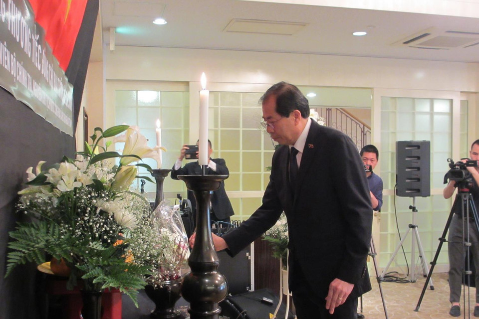 Đại sứ Lào tại Nhật Bản Viroth Sundara viếng nguyên Chủ tịch nước, Đại tướng Lê Đức Anh. (Ảnh: Bùi Hà/TTXVN)