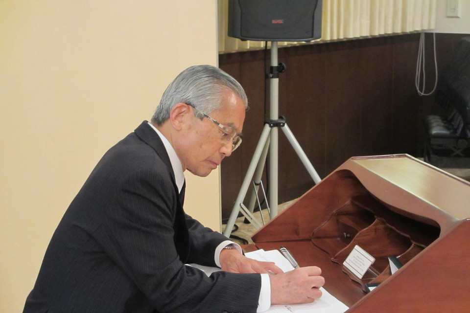 Giám đốc Điều hành FEC Hiroyuki Yushita, nguyên Đại sứ Nhật Bản tại Việt Nam viếng và ghi số tang nguyên Chủ tịch nước, Đại tướng Lê Đức Anh. (Ảnh: Đào Tùng/TTXVN)