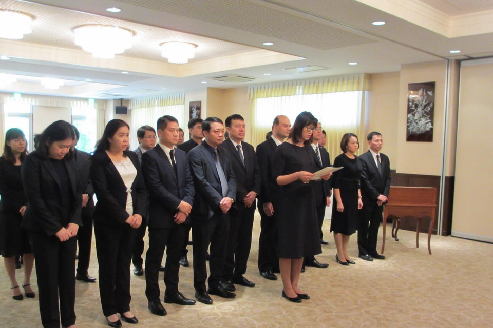 Cán bộ, nhân viên Đại sứ quán và các cơ quan đại diện Việt Nam tại Nhật Bản viếng nguyên Chủ tịch nước, Đại tướng Lê Đức Anh. (Ảnh: Bùi Hà/TTXVN)