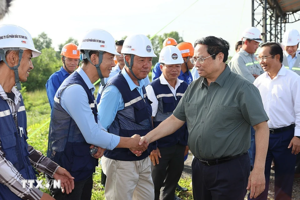 Thủ tướng Phạm Minh Chính thăm hỏi, động viên các kỹ sư, công nhân thi công đường Vành đai 3 Thành phố Hồ Chí Minh đoạn qua tỉnh Long An. (Ảnh: Dương Giang/TTXVN)