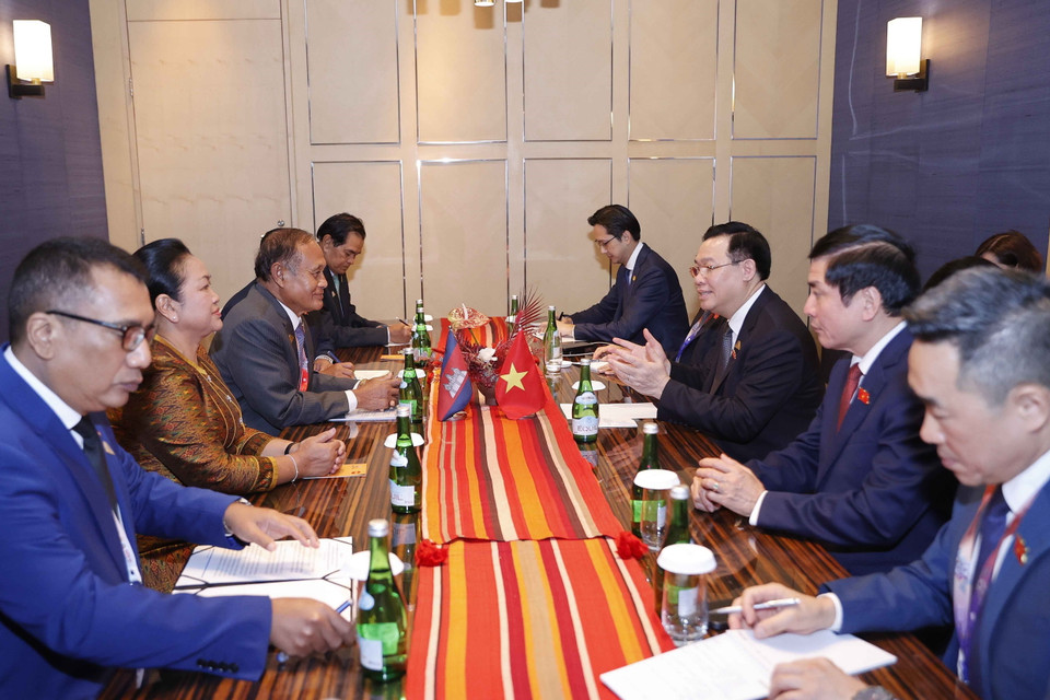 Chủ tịch Quốc hội Vương Đình Huệ gặp Phó Chủ tịch Thượng viện Campuchia Kittisangkahabindit Tep Ngorn nhân dịp dự Đại Hội đồng Liên Nghị viện các nước Đông Nam Á lần thứ 44 (AIPA-44). (Ảnh: Doãn Tấn/TTXVN)