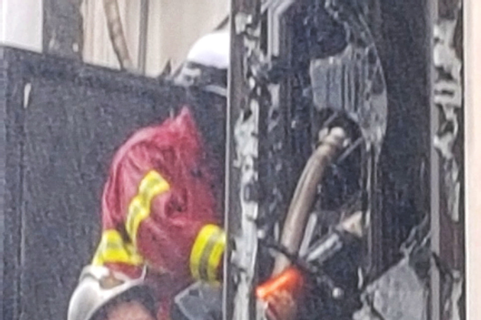 Lực lượng phòng cháy chữa cháy đang tập trung cứu hộ cứu nạn. Công an thành phố đang điều tra làm rõ nguyên nhân vụ hỏa hoạn. (Ảnh: Tuấn Anh/TTXVN)