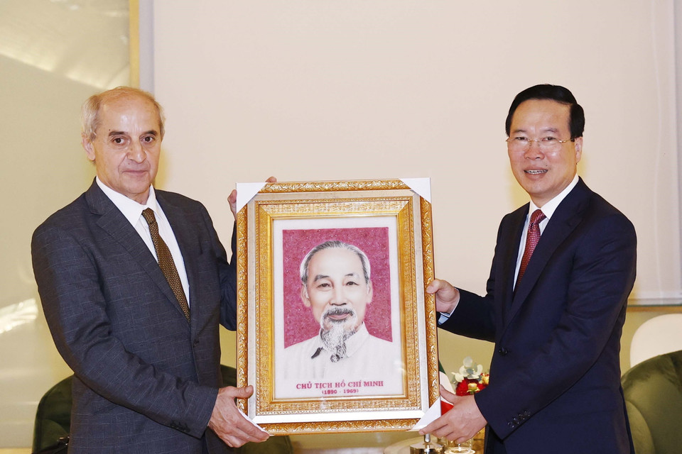 Chủ tịch nước Võ Văn Thưởng tặng bức tranh chân dung Chủ tịch Hồ Chí Minh cho Tổng Bí thư Đảng Cộng sản Italy Mauro Alboresi. (Ảnh: Thống Nhất/TTXVN)