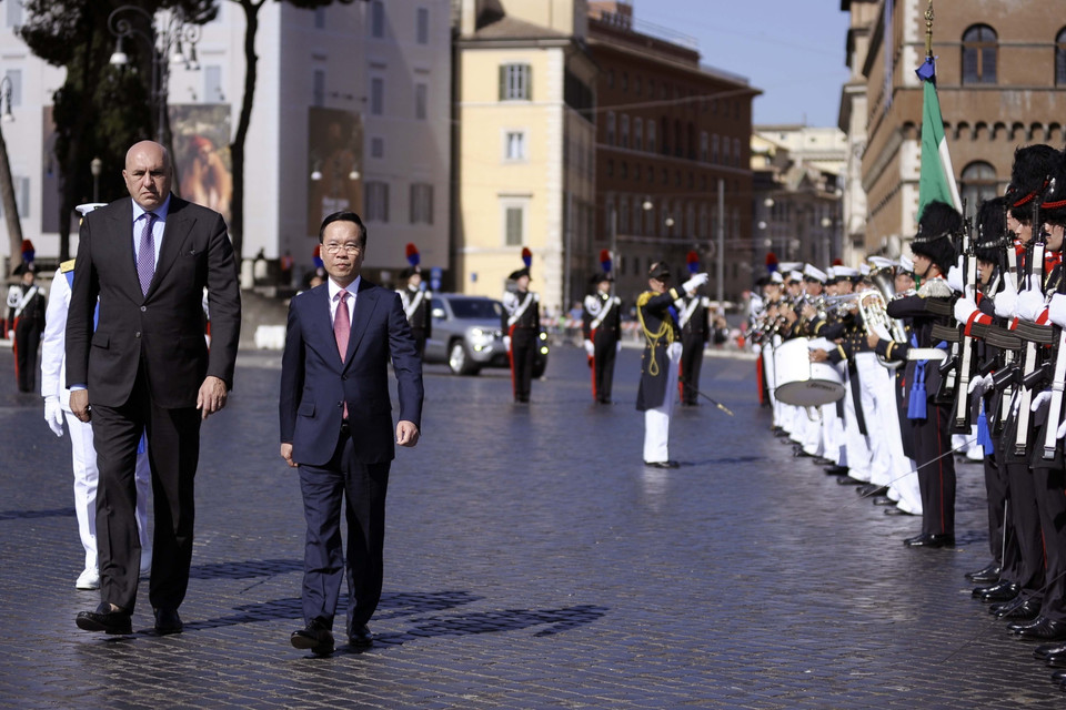 Chủ tịch nước Võ Văn Thưởng đến đặt vòng hoa tại Đài Tổ quốc ở Thủ đô Rome, Italy. (Ảnh: TTXVN phát)