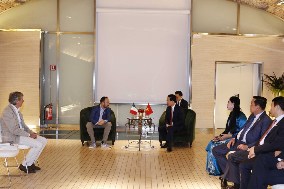 Chủ tịch nước Võ Văn Thưởng tiếp Tổng Bí thư Đảng Cộng sản tái lập Maurizio Acerbo. (Ảnh: Thống Nhất/TTXVN)