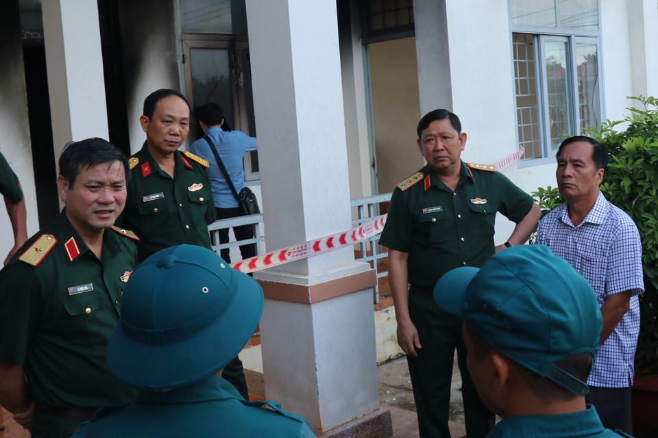 Thượng tướng Huỳnh Chiến Thắng kiểm tra hiện trường tại trụ sở xã Ea Tiêu. (Ảnh: Phan Anh Dũng/TTXVN)