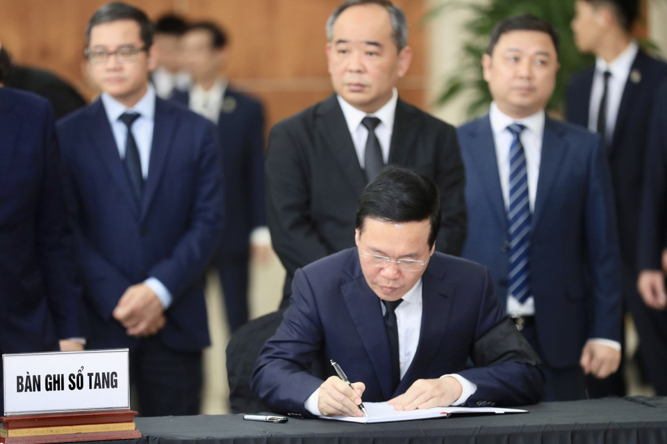 Chủ tịch nước Võ Văn Thưởng ghi sổ tang Phó Thủ tướng Lê Văn Thành. (Ảnh: Lâm Khánh/TTXVN)