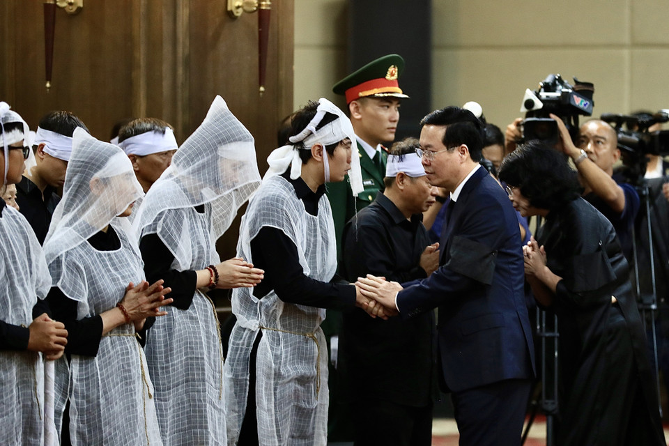 Chủ tịch nước Võ Văn Thưởng chia buồn cùng gia quyến Phó Thủ tướng Lê Văn Thành. (Ảnh: Lâm Khánh/TTXVN)