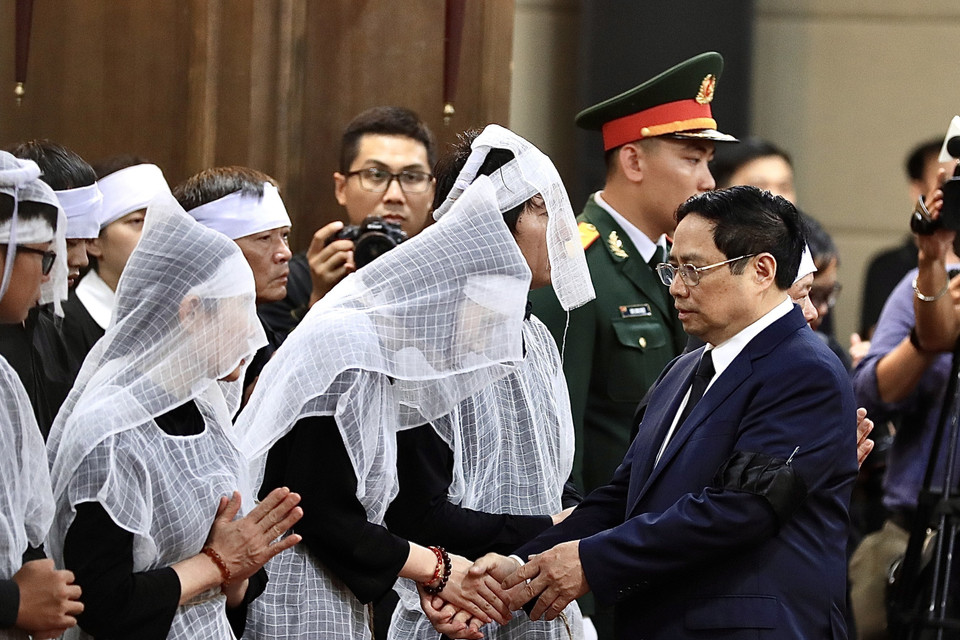 Thủ tướng Phạm Minh Chính chia buồn cùng gia quyến Phó Thủ tướng Lê Văn Thành. (Ảnh: Lâm Khánh/TTXVN)