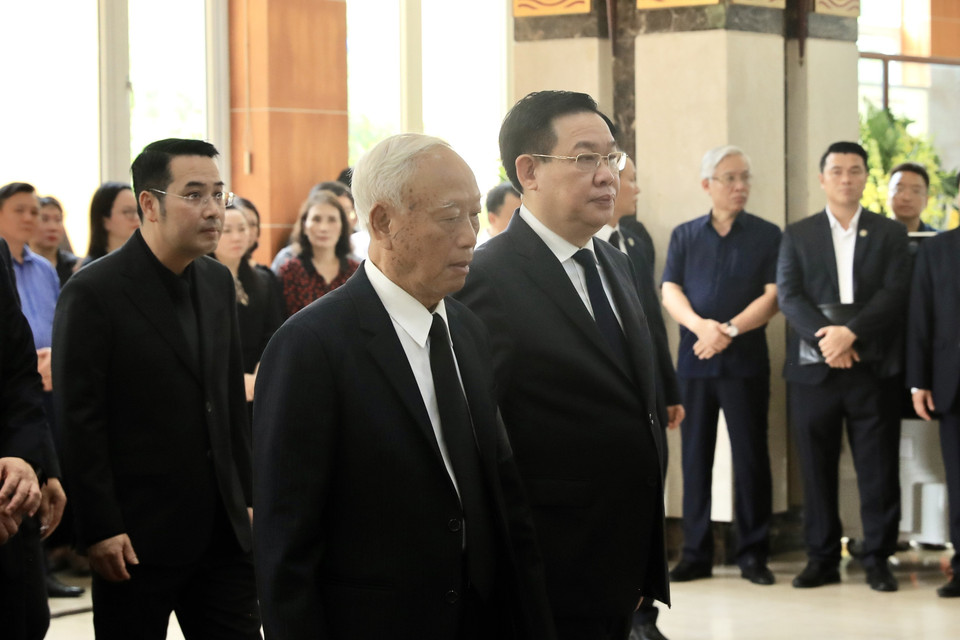 Đoàn đại biểu Quốc hội do Chủ tịch Quốc hội Vương Đình Huệ dẫn đầu viếng Phó Thủ tướng Lê Văn Thành. (Ảnh: Lâm Khánh/TTXVN)