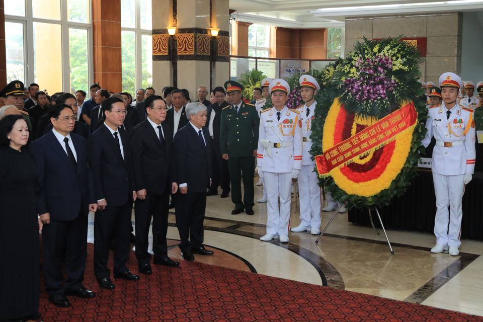Đoàn đại biểu Ban Chấp hành Trung ương Đảng do đồng chí Trương Thị Mai, Ủy viên Bộ Chính trị, Thường trực Ban Bí thư, Trưởng Ban Tổ chức Trung ương dẫn đầu, viếng Phó Thủ tướng Lê Văn Thành. (Ảnh: Lâm Khánh/TTXVN)