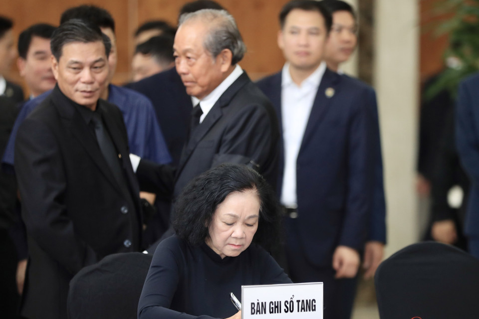 Ủy viên Bộ Chính trị, Thường trực Ban Bí thư, Trưởng Ban Tổ chức Trung ương Trương Thị Mai ghi sổ tang Phó Thủ tướng Lê Văn Thành. (Ảnh: Lâm Khánh/TTXVN)