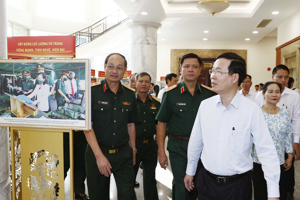 Chủ tịch nước Võ Văn Thưởng và các đại biểu tham quan một số hình ảnh trưng bày tại hội nghị. (Ảnh: Thống Nhất/TTXVN)