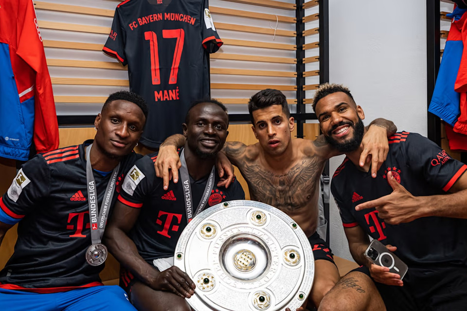 Các cầu thủ ăn mừng trong phòng thay đồ. (Nguồn: FcBayern)