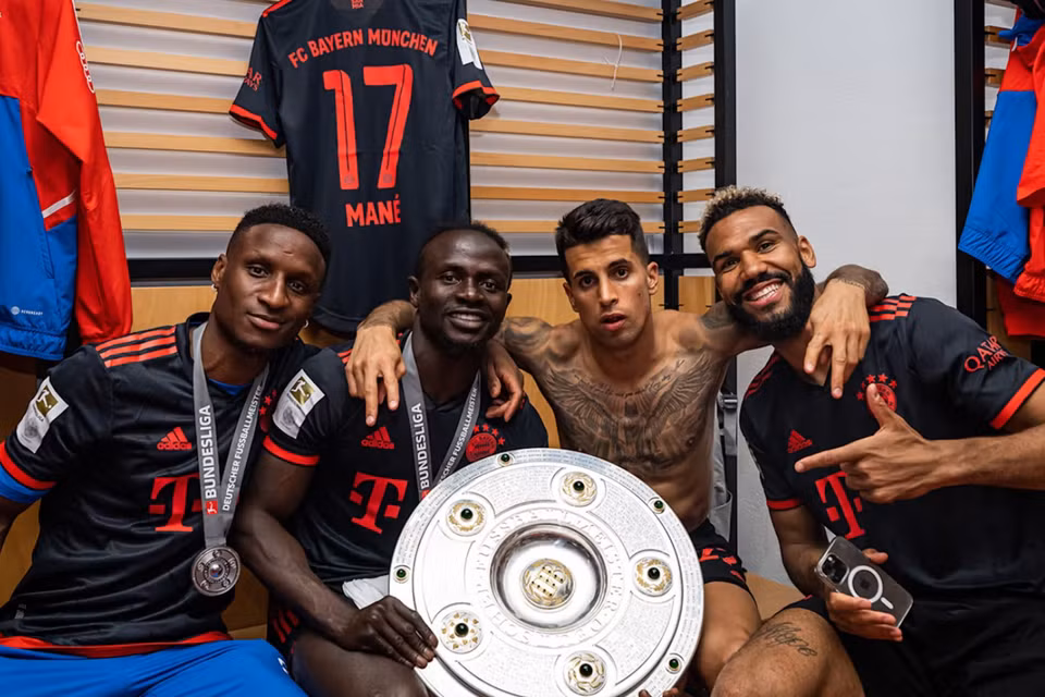 Các cầu thủ ăn mừng trong phòng thay đồ. (Nguồn: FcBayern)