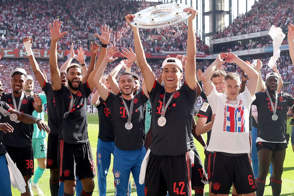 Jamal Musiala (giơ cúp) chính là người hùng trong chiến tích của Hùm xám khi ghi bàn thắng quyết định ở phút 89. (Nguồn: FcBayern)