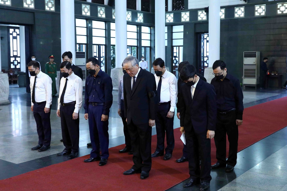 Đoàn đại biểu Tòa án Nhân dân Tối cao do Ủy viên Bộ Chính trị, Bí thư Trung ương Đảng, Chánh án Tòa án Nhân dân Tối cao Nguyễn Hòa Bình dẫn đầu viếng đồng chí Vũ Khoan. (Ảnh: Phạm Kiên/TTXVN)