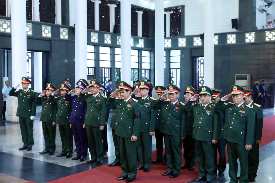 Đoàn đại biểu Quân ủy Trung ương-Bộ Quốc phòng do Thượng tướng Vũ Hải Sản, Ủy viên Trung ương Đảng, Thứ trưởng Bộ Quốc phòng dẫn đầu viếng đồng chí Vũ Khoan. (Ảnh: Phạm Kiên/TTXVN)