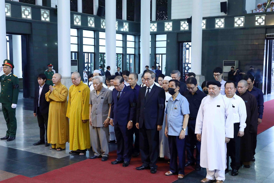 Đoàn Ủy ban Trung ương Mặt trận Tổ quốc Việt Nam viếng đồng chí Vũ Khoan. (Ảnh: Phạm Kiên/TTXVN)