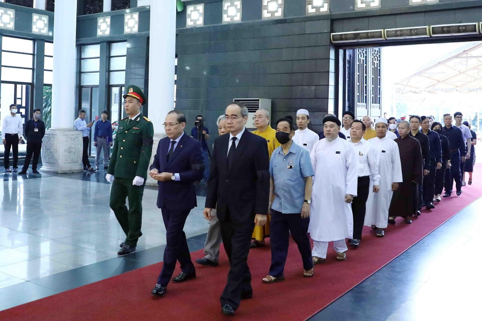 Đoàn Ủy ban Trung ương Mặt trận Tổ quốc Việt Nam viếng đồng chí Vũ Khoan. (Ảnh: Phạm Kiên/TTXVN)