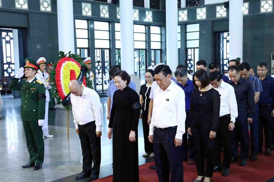 Đoàn đại biểu Bộ Nội vụ do Bộ trưởng Bộ Nội vụ Phạm Thị Thanh Trà dẫn đầu viếng đồng chí Vũ Khoan. (Ảnh: Phạm Kiên/TTXVN)