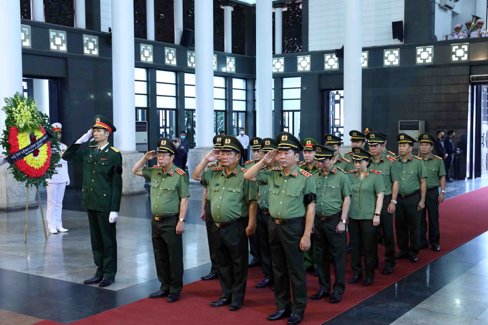 Đoàn đại biểu Đảng ủy Công an Trung ương, Bộ Công an do Thượng tướng Trần Quốc Tỏ, Ủy viên Trung ương Đảng, Thứ trưởng Bộ Công an dẫn đầu viếng đồng chí Vũ Khoan. (Ảnh: Phạm Kiên/TTXVN)