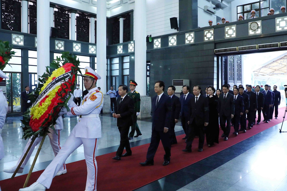 Đoàn Chính phủ do Phó Thủ tướng Chính phủ Lê Minh Khái dẫn đầu viếng đồng chí Vũ Khoan. (Ảnh: Phạm Kiên/TTXVN)
